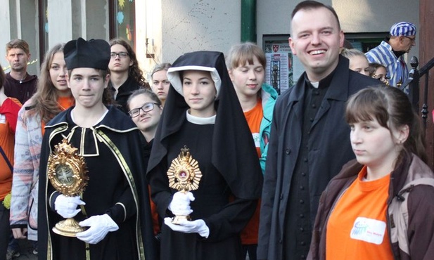 Liczna grupa skoczowian z ks. Tomaszem Gwoździewiczem przywiozła relikwie św. Faustyny i św. Jana Sarkandra