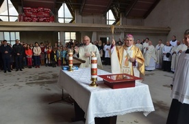 Koamień węgielny poświęcił bp K. Nitkiewicz 