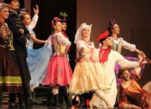 Zespół tancerzy Cracovia Danza widownia oklaskiwała po spektaklu przez kilkanaście minut