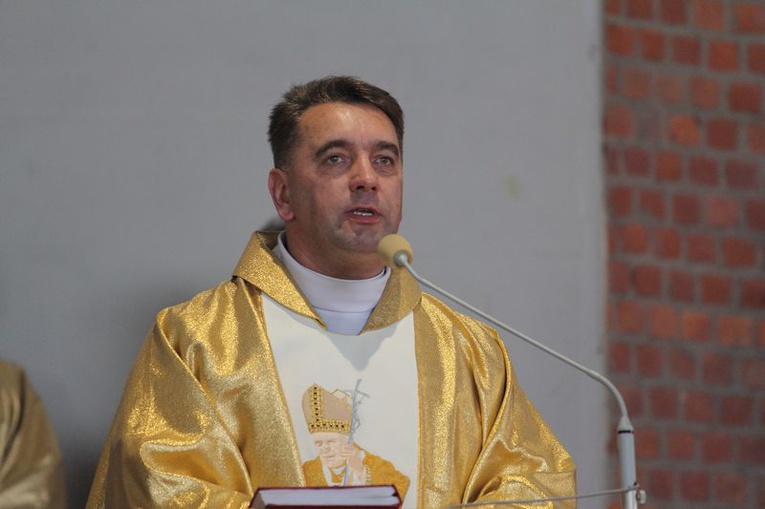 Wmurowanie aktu erekcyjnego w parafii św. Jana Pawła II