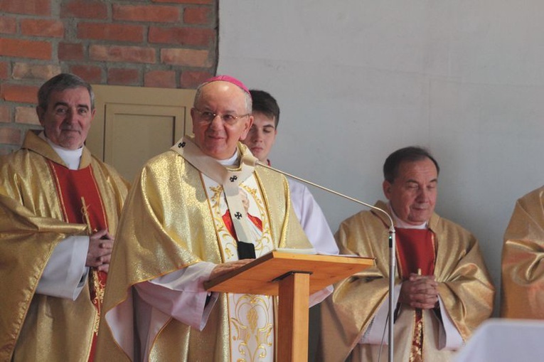 Wmurowanie aktu erekcyjnego w parafii św. Jana Pawła II