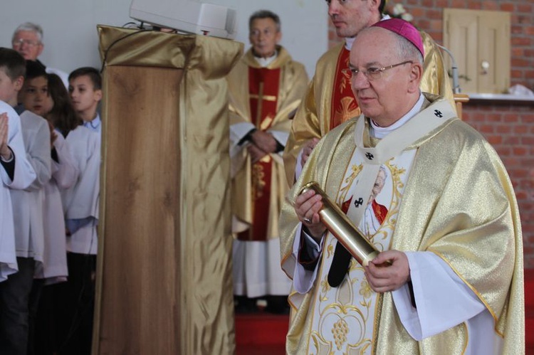 Wmurowanie aktu erekcyjnego w parafii św. Jana Pawła II