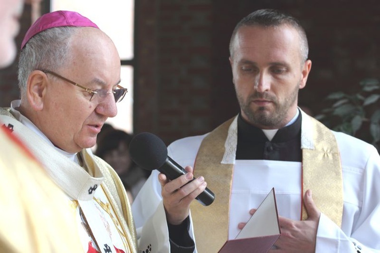 Wmurowanie aktu erekcyjnego w parafii św. Jana Pawła II