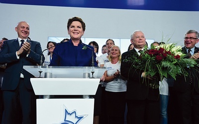 Podczas wieczoru wyborczego w siedzibie PiS panowały szampańskie nastroje.  Za mównicą kandydatka na premiera, Barbara Szydło