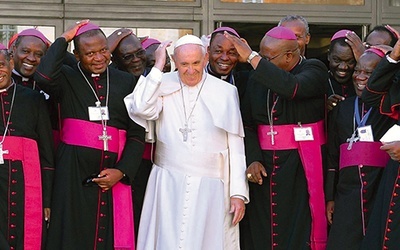 25 10.2015, WATYKAN, Papież Franciszek pozuje do zdjęcia z biskupami, którzy na Synod o Rodzinie przybyli z Afryki. 