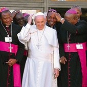25 10.2015, WATYKAN, Papież Franciszek pozuje do zdjęcia z biskupami, którzy na Synod o Rodzinie przybyli z Afryki. 