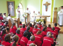 W uroczystości poświęcenia wzięli udział przedstawiciele Szkolnych Kół Caritas. Po Mszy św. wraz z innymi zasadzili przy hospicjum cebulki żonkili w ramach akcji „Pola nadziei”