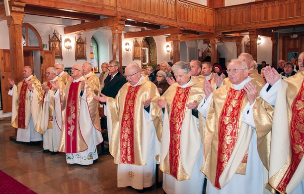 Księżom emerytom w świętowaniu towarzyszyli świeżo upieczony biskup senior Paweł Cieślik  i św. Jan Paweł II w swoich relikwiach, które wprowadzono  do kościoła rektoralnego  przy kołobrzeskiej bazylice 