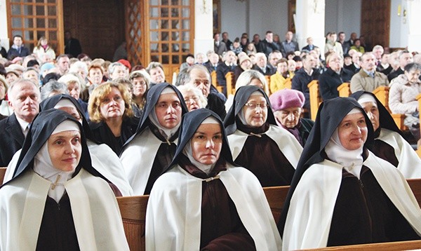 Siostry ze Zgromadzenia Sióstr Karmelitanek Dzieciątka Jezus posługują w Rzochowie od ponad pół wieku