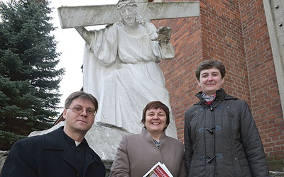 Animatorzy grupy zachęcają  do modlitwy za zmarłych  (od lewej): ks. Robert Kowalczyk, Barbara Pokorska  i s. Anna Czajkowska