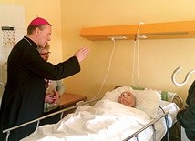 Bp Piotr odwiedził szpitalne oddziały i błogosławił chorych