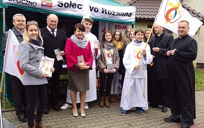 W namiocie koło opoczyńskiej kolegiaty rozdawane były ulotki, a zdecydowanych, by dać gościnę młodym z różnych krajów, rejestrowano na specjalnej liście