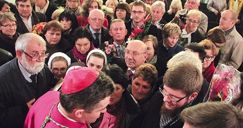  Będąca częścią katedry kaplica Polska nie mogła pomieścić wszystkich, którzy chcieli złożyć życzenia nowemu biskupowi