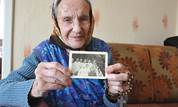   Maria Baron jako pielęgniarka wśród chorych żołnierzy,  dziś z nieodłącznym różańcem