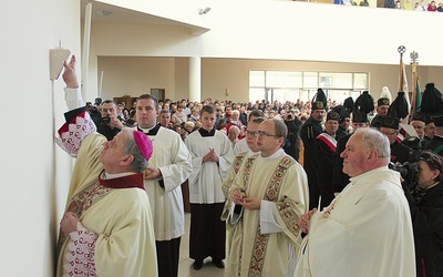  Bp Jan Kopiec namaścił ściany kościoła w czterech miejscach, znacząc olejem krzyżma cztery krzyże