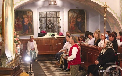 Modlitwa przed obrazem Jezusa Miłosiernego w kościele w Istebnej