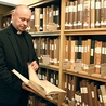  Ks. prof. Wojciech Zawadzki prezentuje najstarszą z ksiąg metrykalnych znajdujących się w diecezjalnym archiwum. Pochodzi ona z połowy XVI wieku
