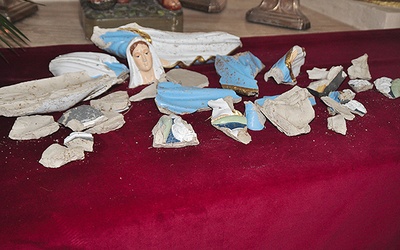 W kilku kapliczkach statuetki Maryi zostały potłuczone