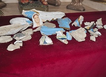 W kilku kapliczkach statuetki Maryi zostały potłuczone