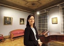 Monika Patrowicz, dyrektor ECA w Sannikach, zaprasza do zwiedzania wnętrz pałacu