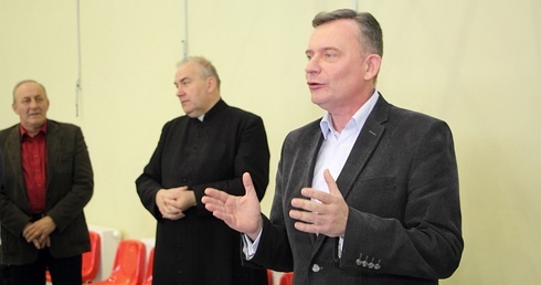 Łowiczanin Paweł Bejda (pierwszy z prawej) został posłem po raz pierwszy