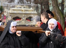 Relikwiarz ze szczątkami świętej niosą m.in. siostry zakonne