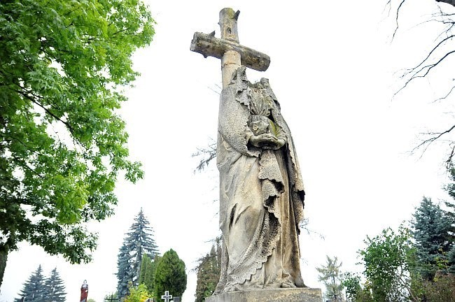 Cmentarz w Kraśniku uczy pokory