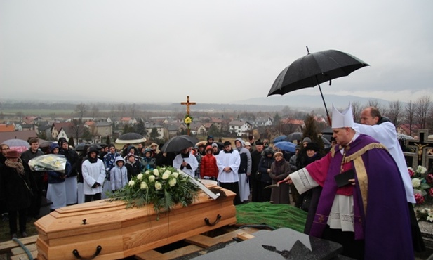 Uroczystościom pogrzebowym przewodniczył bp Piotr Greger