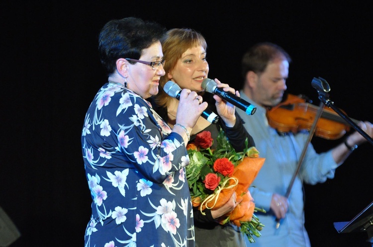 Z Agatą Bernadt (w środku) śpiewa Maria Marek