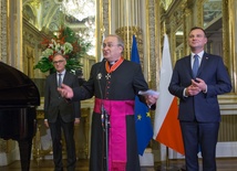 Prezydent Andrzej Duda wręczył odznaczenie ks. Stanisławowi Jeżowi w polskiej ambasadzie we Francji 28 X 2015