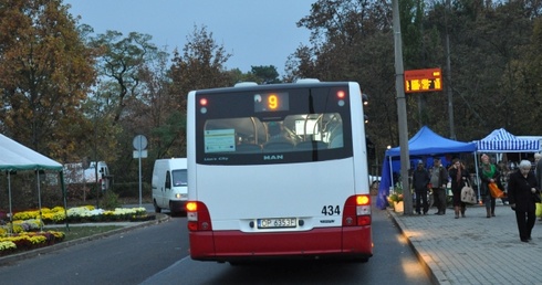 Na cmentarz lepiej autobusem