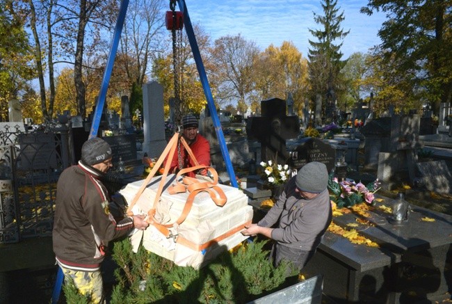 Na swoje miejsce wraca odnowiony nagrobek Maryanny Chludzińskiej
