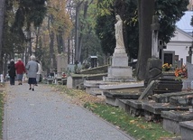 Co roku w celu usprawnienia ruchu w okolicach cmentarzy, wprowadzane są zmiany w ruchu drogowym