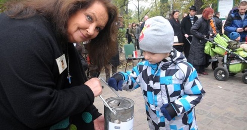 Kwestują na odnowę starych nagrobków