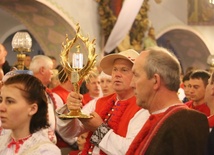 Uroczyste wprowadzenie relikwii i obrazu do świątyni w Istebnej