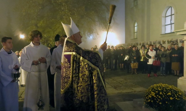 Procesja za zmarłych w Skoczowie