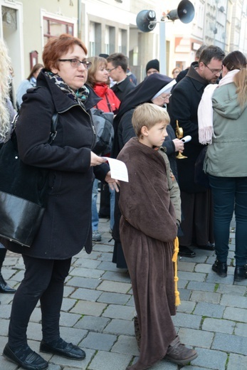 Marsz Świętych na ulicach Opola