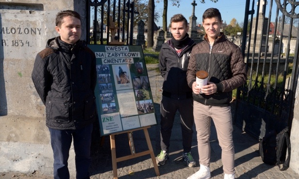 Uczniowie Zespołu Szkół Ekonomicznych z nauczycielami od lat opiekują się cmentarzem ewangelickim