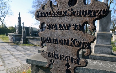 Jeden z nagrobków na cmentarzu ewangelickim, który czeka na gruntowną renowację