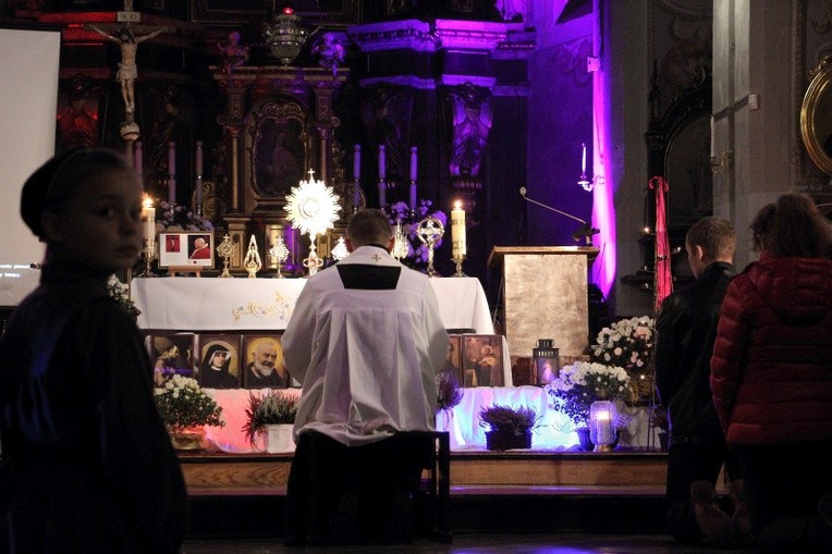 Adoracja Najświętszego Sakramentu przy relkiwiarzach świętych i błogosławionych