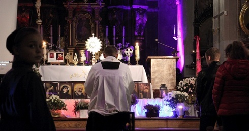 Adoracja Najświętszego Sakramentu przy relkiwiarzach świętych i błogosławionych
