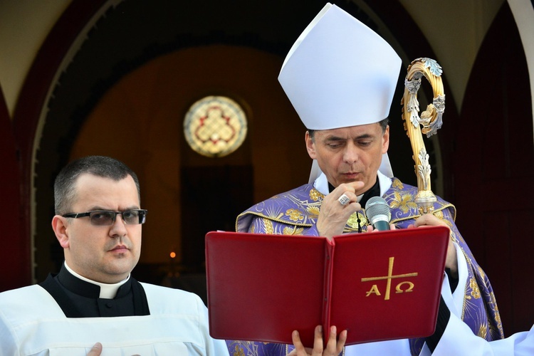 Procesja na cmentarzu katedralnym