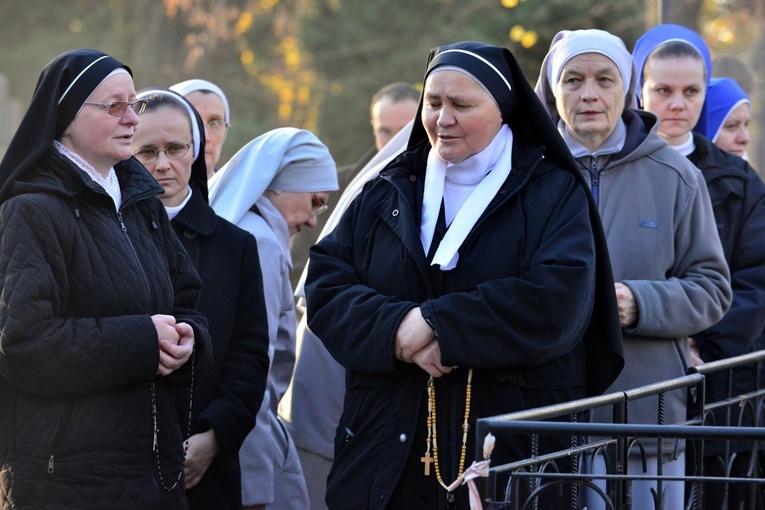 Procesja na cmentarzu katedralnym