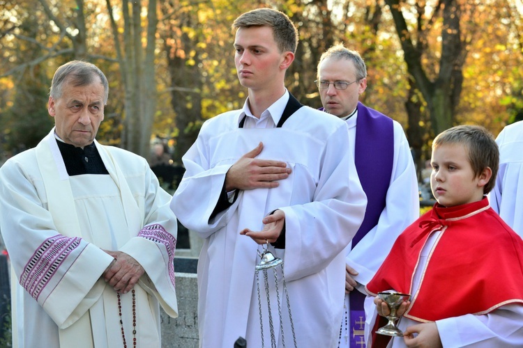 Procesja na cmentarzu katedralnym