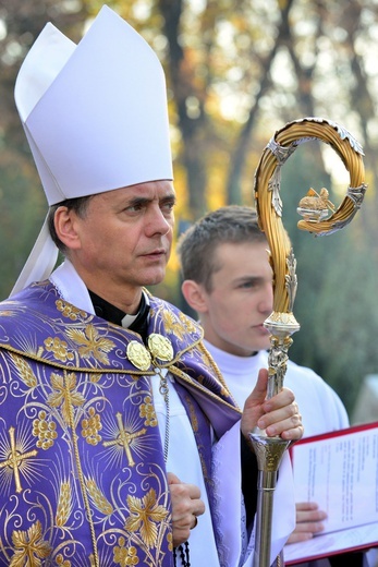 Procesja na cmentarzu katedralnym