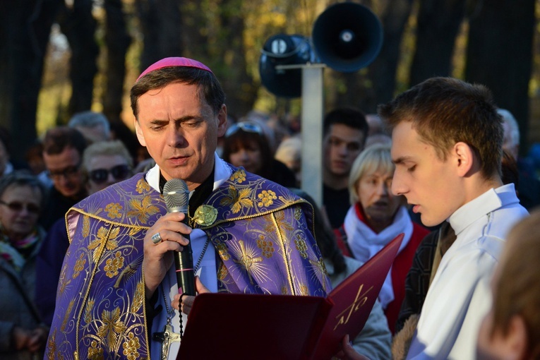 Procesja na cmentarzu katedralnym