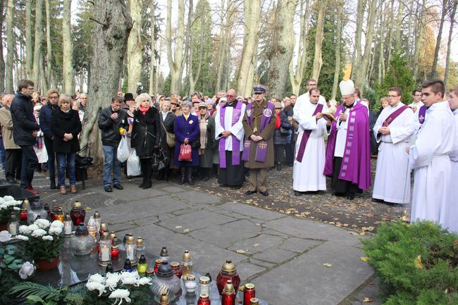 Uroczystość Wszystkich  Świętych na cmentarzu w Koszalinie