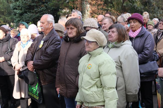 Uroczystość Wszystkich  Świętych na cmentarzu w Koszalinie