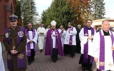 Uroczystość Wszystkich  Świętych na cmentarzu w Koszalinie