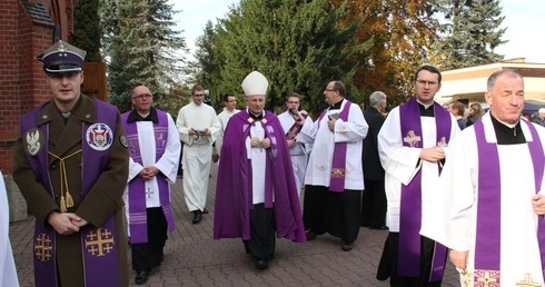 Uroczystość Wszystkich  Świętych na cmentarzu w Koszalinie